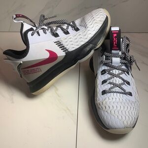 Nike CT4629-008 LeBron Witness V 5 2020 Air Basketball Shoes Youth Sz 4Y